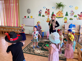 "Парад панамок и шляпок" "Парад панамок и шляпок".